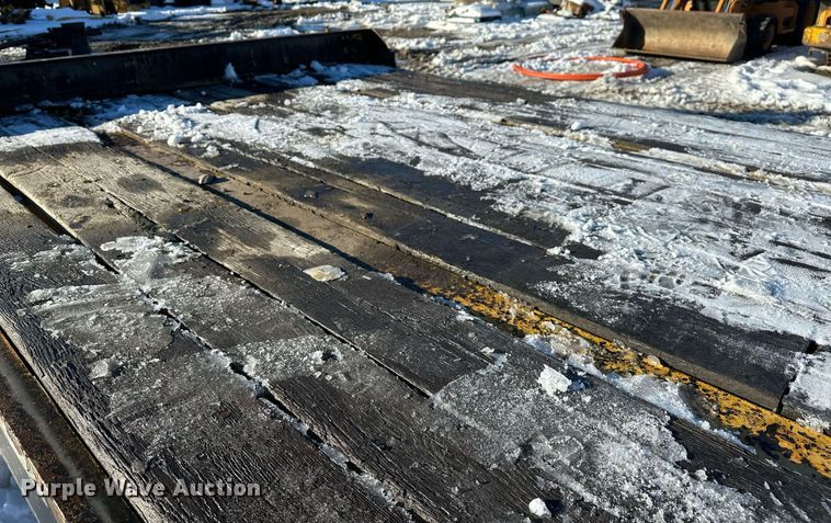 image for item ER5083 2001 Eager Beaver equipment trailer