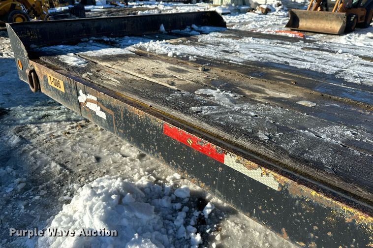 image for item ER5083 2001 Eager Beaver equipment trailer