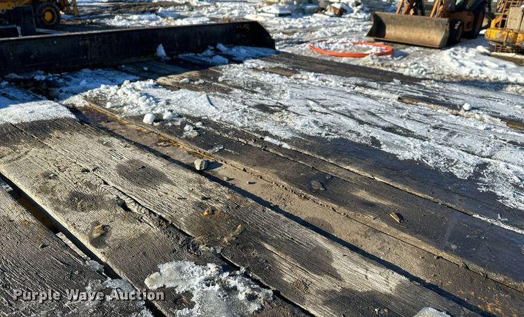 image for item ER5083 2001 Eager Beaver equipment trailer