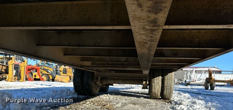 image for item ER5083 2001 Eager Beaver equipment trailer