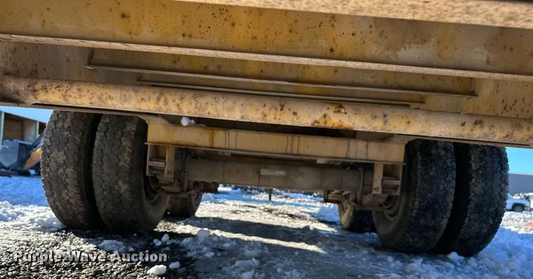 image for item ER5083 2001 Eager Beaver equipment trailer