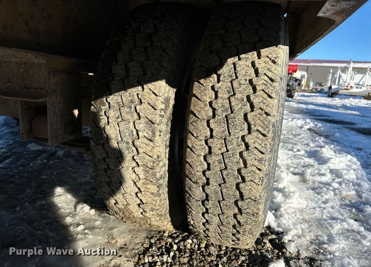 image for item ER5083 2001 Eager Beaver equipment trailer