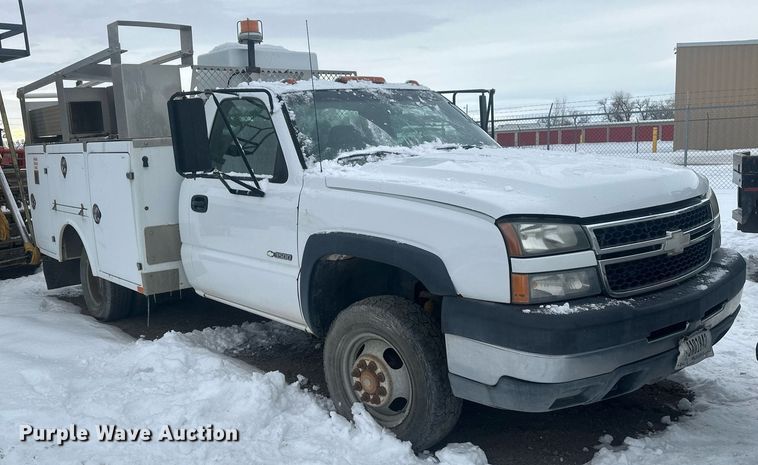 image for item ER5095 2007 Chevrolet Silverado 3500 utility bed pickup truck