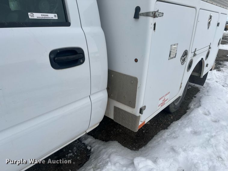 image for item ER5095 2007 Chevrolet Silverado 3500 utility bed pickup truck