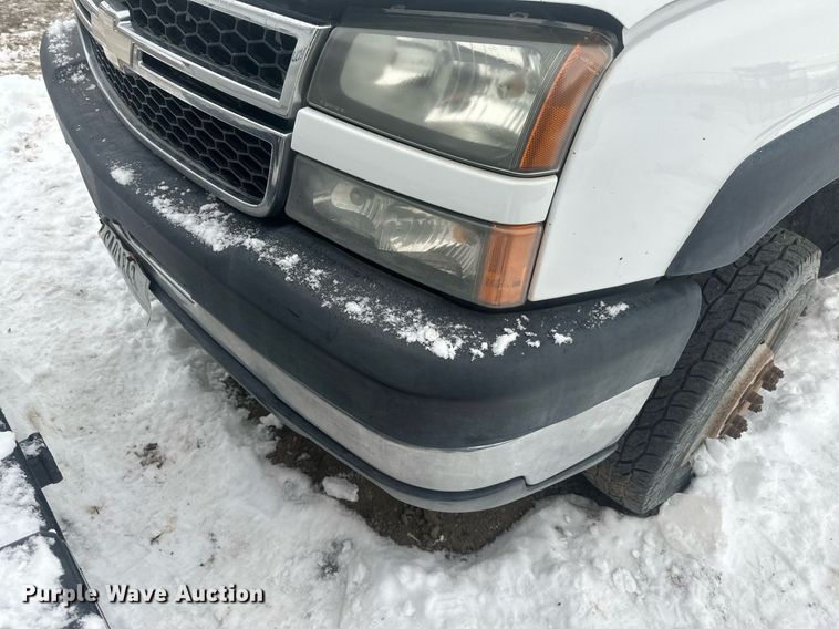 image for item ER5095 2007 Chevrolet Silverado 3500 utility bed pickup truck