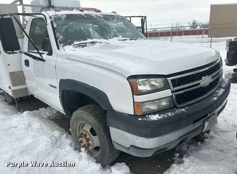 image for item ER5095 2007 Chevrolet Silverado 3500 utility bed pickup truck
