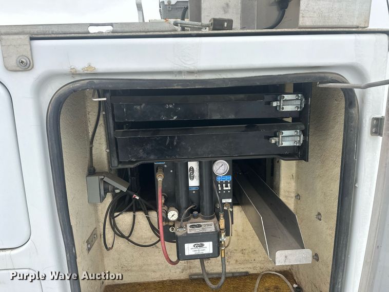 image for item ER5095 2007 Chevrolet Silverado 3500 utility bed pickup truck