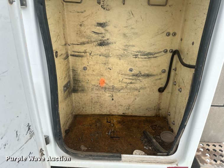 image for item ER5095 2007 Chevrolet Silverado 3500 utility bed pickup truck