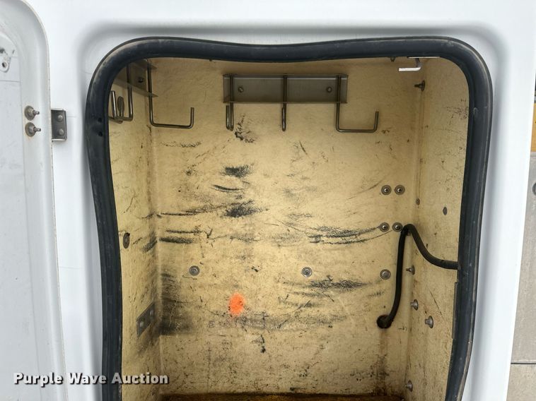 image for item ER5095 2007 Chevrolet Silverado 3500 utility bed pickup truck