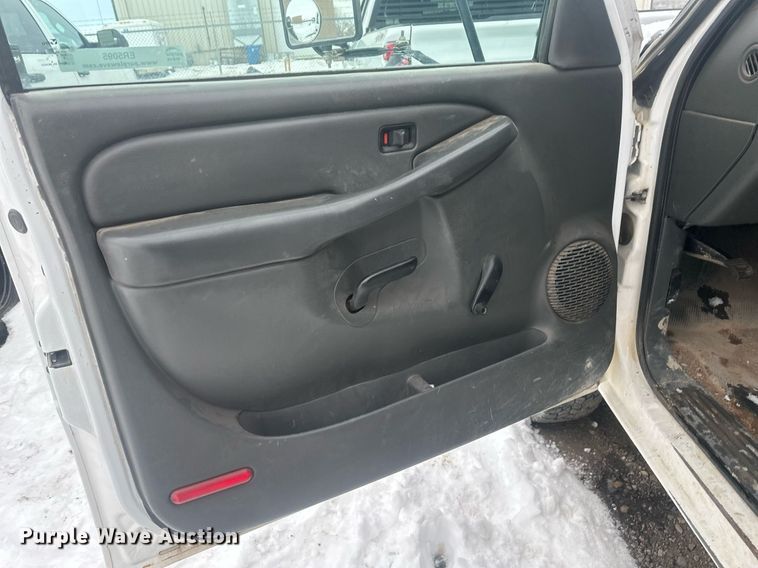 image for item ER5095 2007 Chevrolet Silverado 3500 utility bed pickup truck