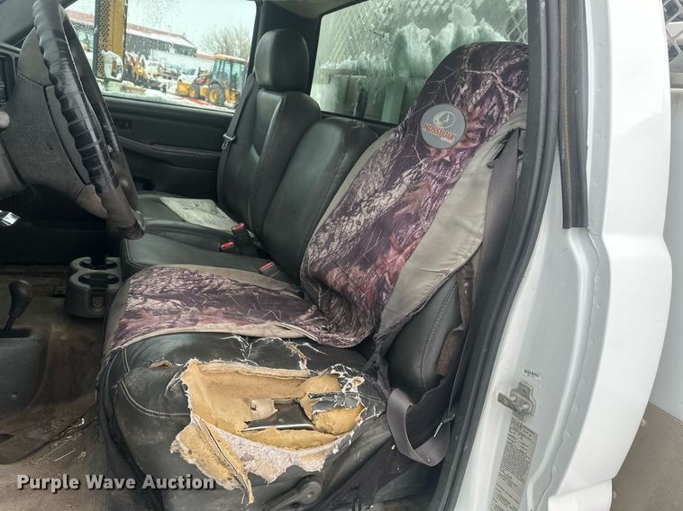 image for item ER5095 2007 Chevrolet Silverado 3500 utility bed pickup truck