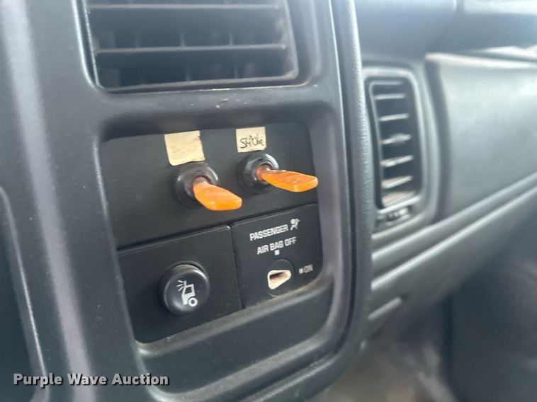 image for item ER5095 2007 Chevrolet Silverado 3500 utility bed pickup truck