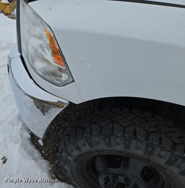 image for item ER5097 2015 Dodge Ram 3500 Crew Cab flatbed pickup truck