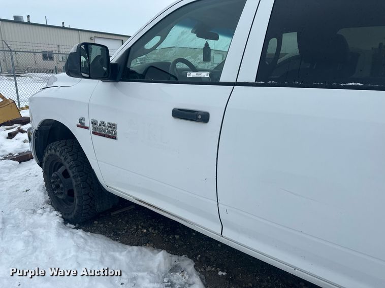 image for item ER5097 2015 Dodge Ram 3500 Crew Cab flatbed pickup truck