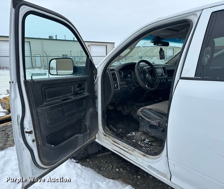 image for item ER5097 2015 Dodge Ram 3500 Crew Cab flatbed pickup truck