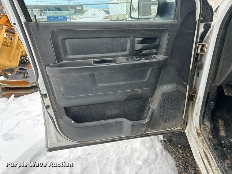 image for item ER5097 2015 Dodge Ram 3500 Crew Cab flatbed pickup truck