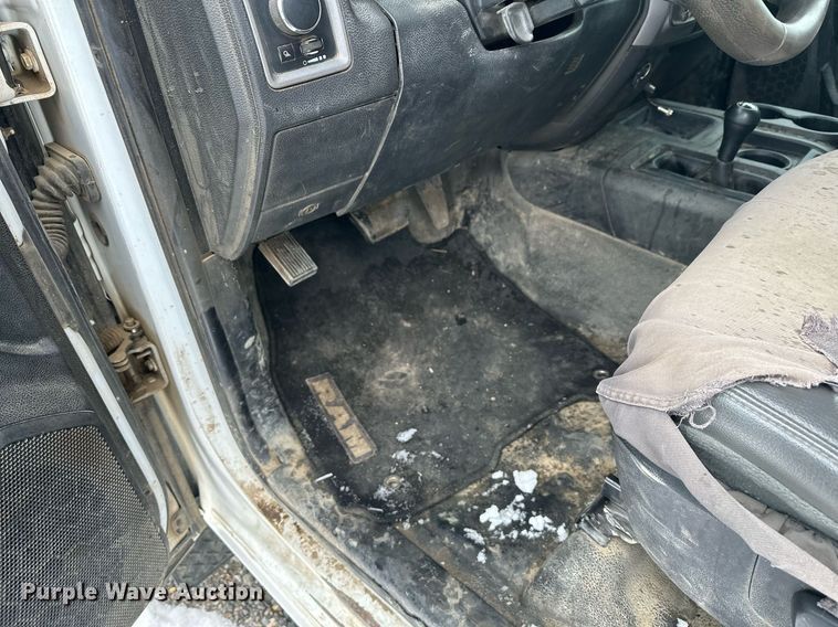 image for item ER5097 2015 Dodge Ram 3500 Crew Cab flatbed pickup truck