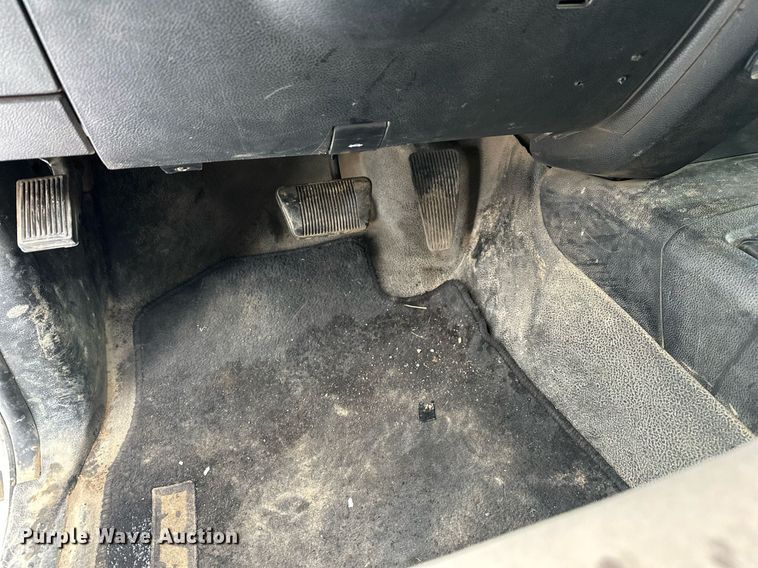 image for item ER5097 2015 Dodge Ram 3500 Crew Cab flatbed pickup truck