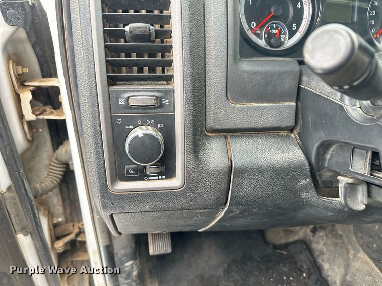 image for item ER5097 2015 Dodge Ram 3500 Crew Cab flatbed pickup truck