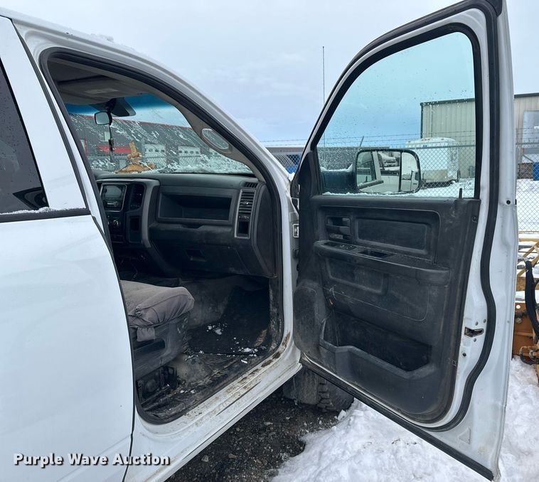 image for item ER5097 2015 Dodge Ram 3500 Crew Cab flatbed pickup truck