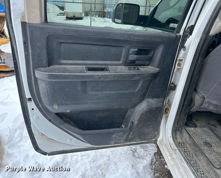 image for item ER5097 2015 Dodge Ram 3500 Crew Cab flatbed pickup truck