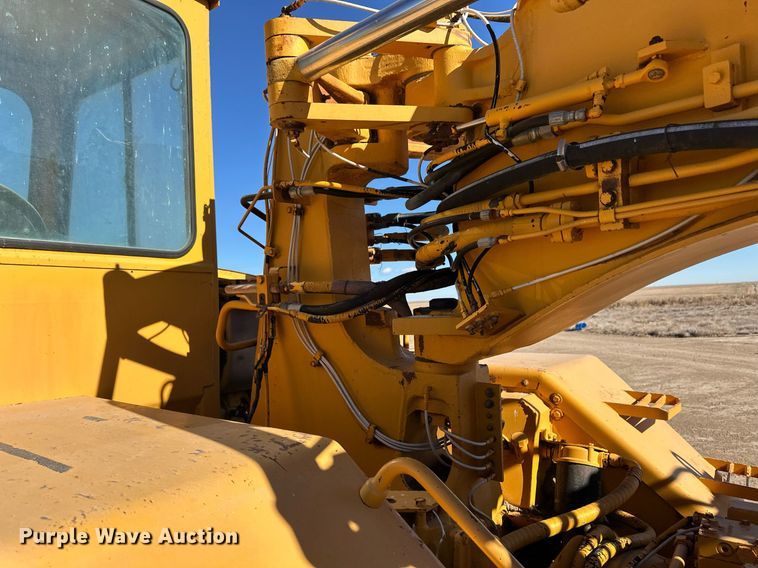 image for item ER8585 1984 John Deere 762A elevating scraper