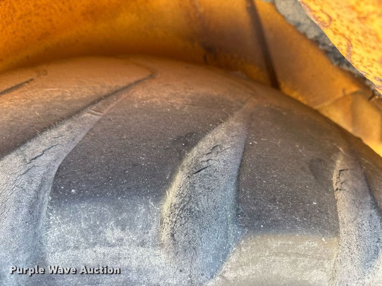 image for item ER8585 1984 John Deere 762A elevating scraper