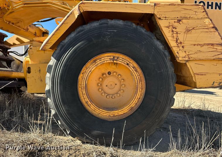 image for item ER8585 1984 John Deere 762A elevating scraper