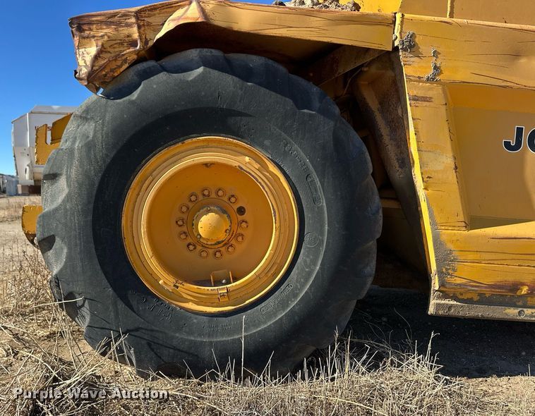 image for item ER8585 1984 John Deere 762A elevating scraper