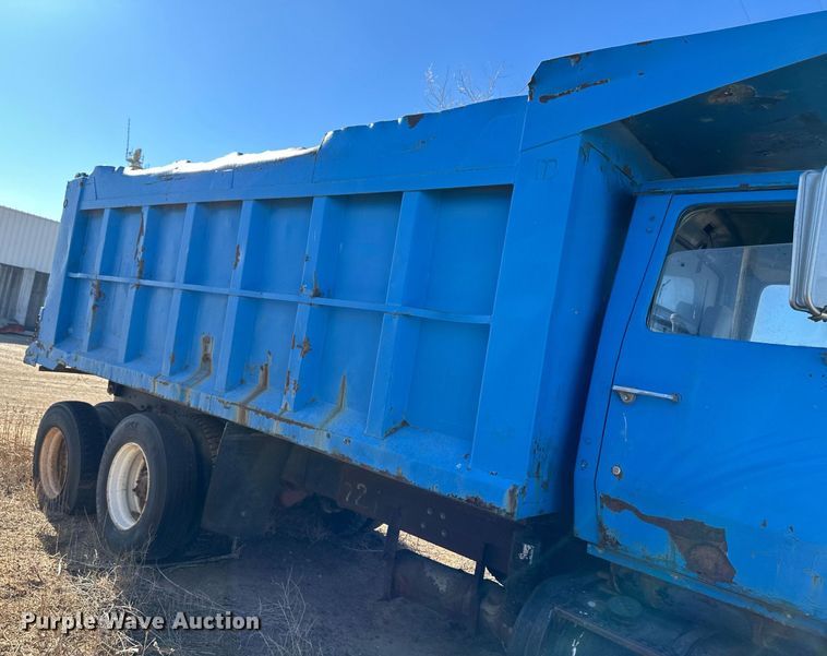 image for item ER8587 1974 Ford U9000 dump truck