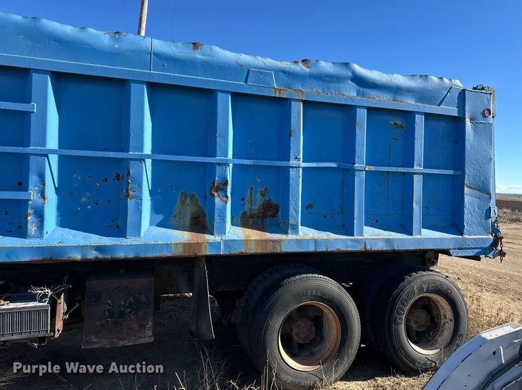 image for item ER8587 1974 Ford U9000 dump truck