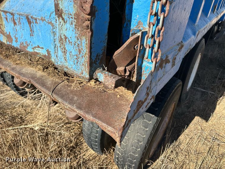 image for item ER8587 1974 Ford U9000 dump truck