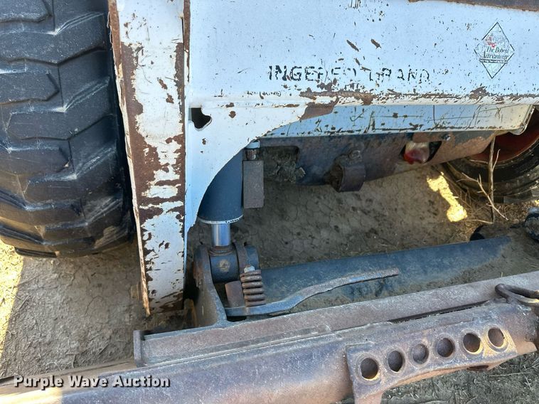 image for item ER8588 2000 Bobcat 773 skid steer loader