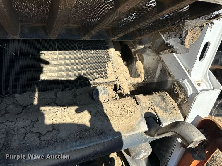 image for item ER8588 2000 Bobcat 773 skid steer loader