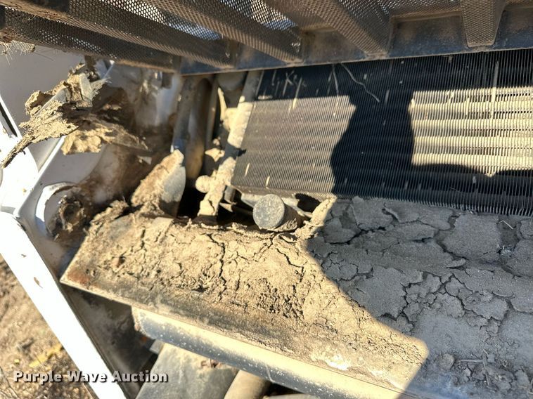 image for item ER8588 2000 Bobcat 773 skid steer loader