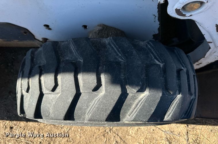 image for item ER8588 2000 Bobcat 773 skid steer loader