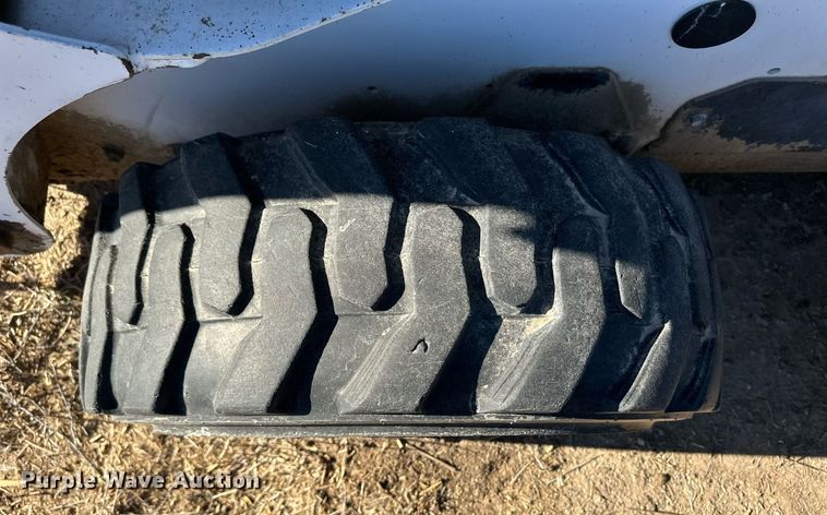 image for item ER8588 2000 Bobcat 773 skid steer loader