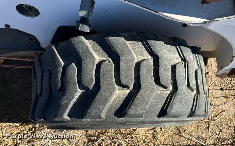 image for item ER8588 2000 Bobcat 773 skid steer loader