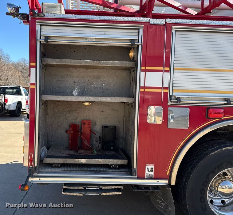 image for item DM5517 2000 Pierce ladder fire truck