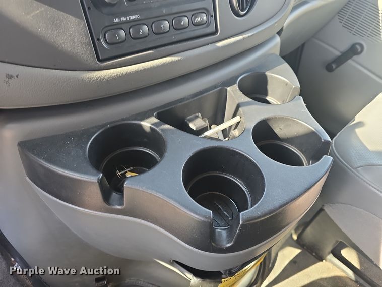 image for item DO7729 2006 Ford E350 Super Duty handicap accessible van