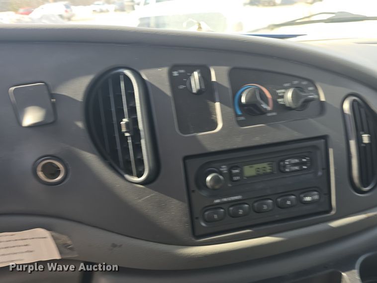 image for item DO7729 2006 Ford E350 Super Duty handicap accessible van