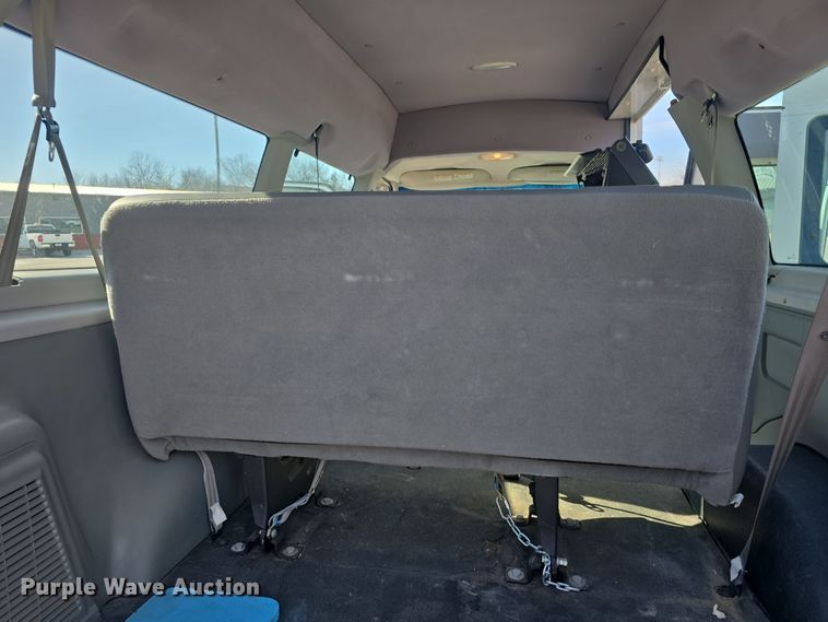 image for item DO7729 2006 Ford E350 Super Duty handicap accessible van