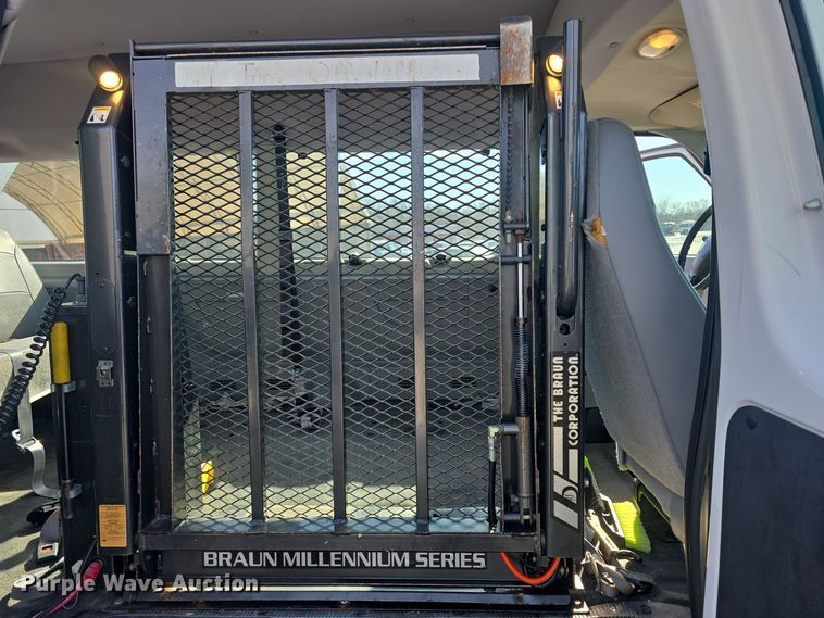 image for item DO7729 2006 Ford E350 Super Duty handicap accessible van