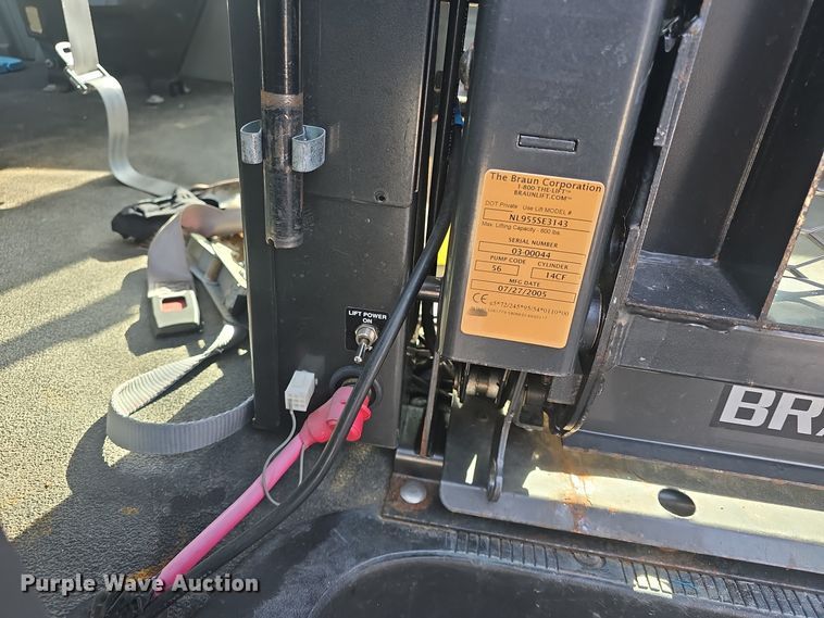 image for item DO7729 2006 Ford E350 Super Duty handicap accessible van