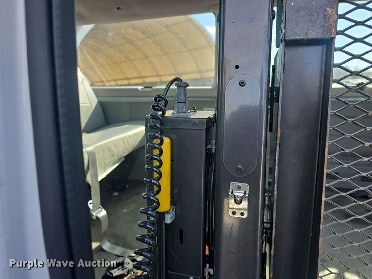 image for item DO7729 2006 Ford E350 Super Duty handicap accessible van