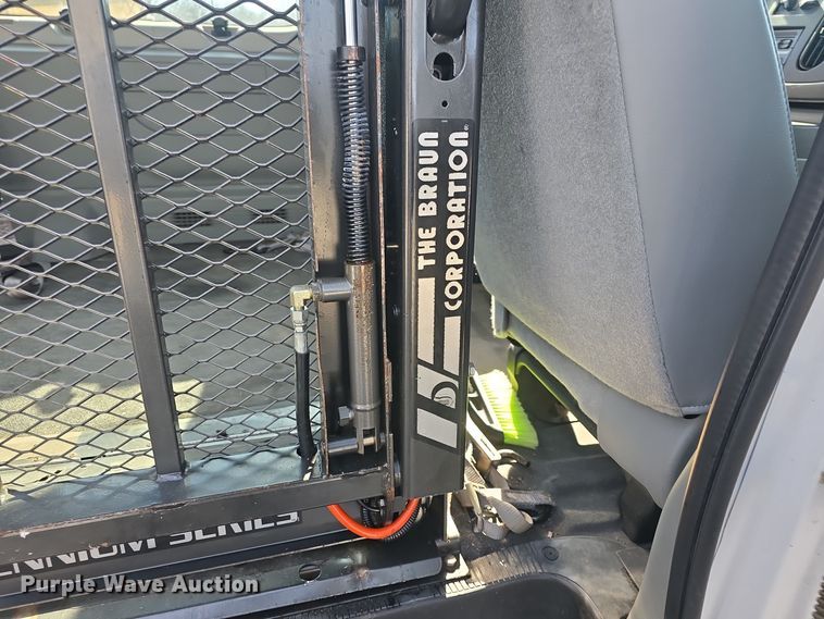 image for item DO7729 2006 Ford E350 Super Duty handicap accessible van
