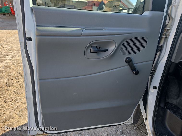 image for item DO7730 2006 Ford E350 Super Duty XL van