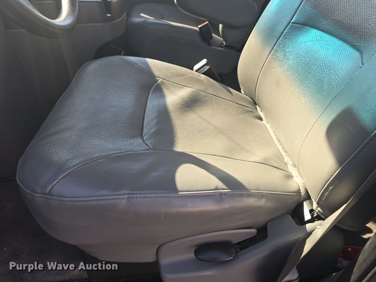 image for item DO7730 2006 Ford E350 Super Duty XL van