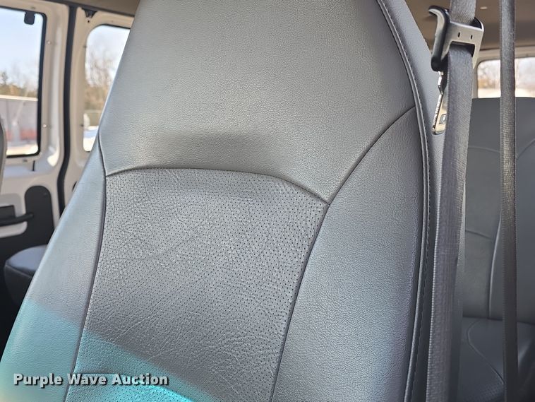 image for item DO7730 2006 Ford E350 Super Duty XL van