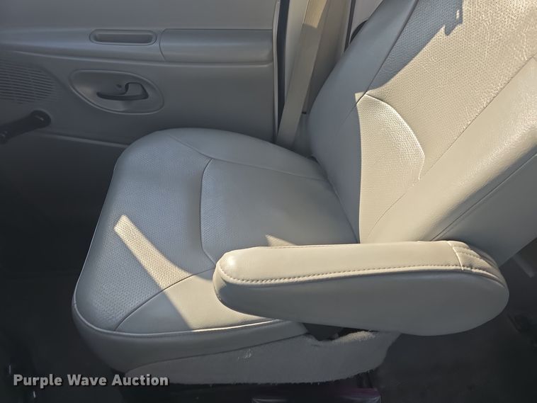 image for item DO7730 2006 Ford E350 Super Duty XL van